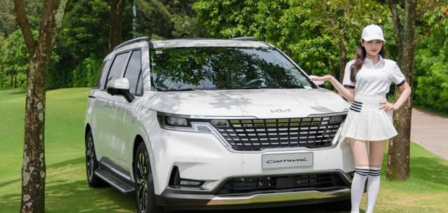 Dịch vụ cho thuê xe Kia Carnival có lái theo ngày tại TPHCM