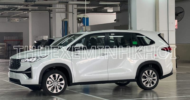 So sánh thuê xe tự lái và có tài xế – Lựa chọn phù hợp nhất năm